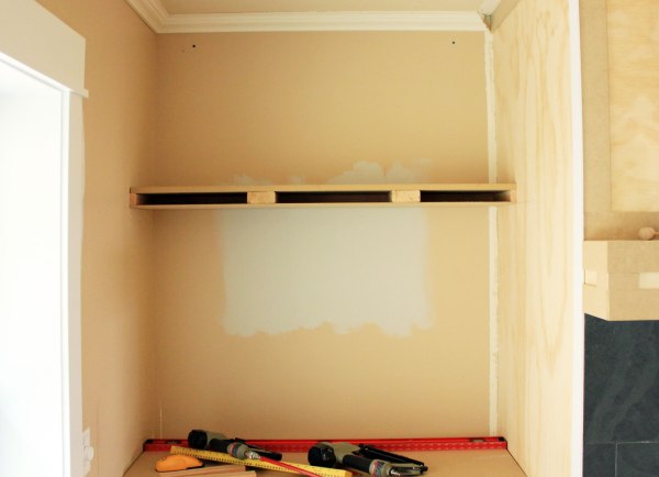 Family-Room-Built-In-Floating-Shelf