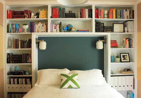Guest-Room-with-Green-Pillow