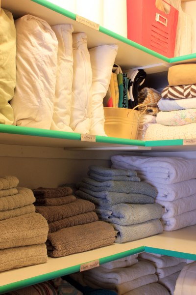 Linen-Closet-Organized-with-Emerald-Shelf-Front