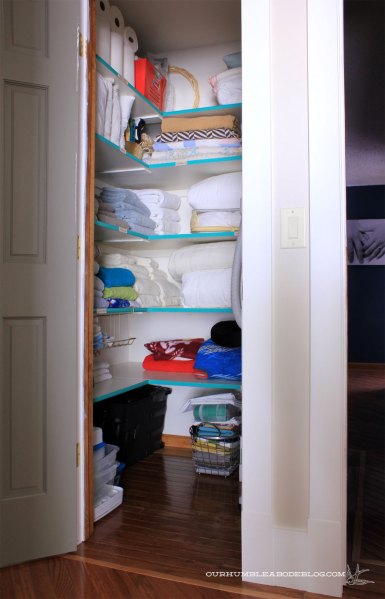 Linen-Closet-Organized-with-Emerald-Shelf-Fronts