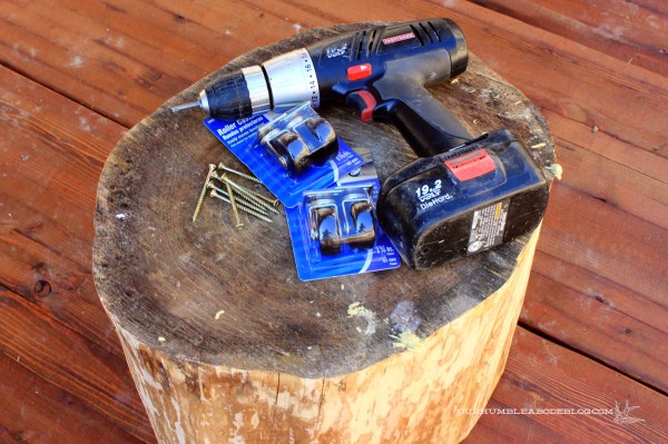 Stump-Table-with-Painted-Top-and-Casters-Supplies