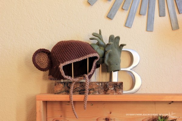 Entry-Mitten-Rack-Sculpture-in-Use