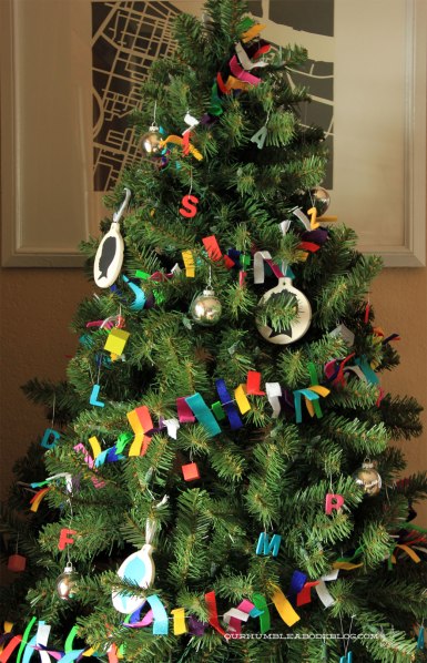 Christmas-Tree-with-Felt-Garland
