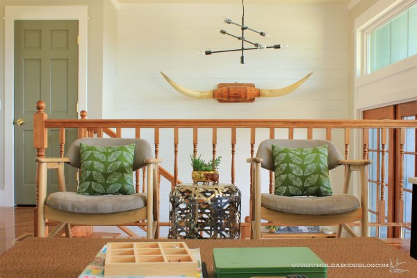 Green-Leaf-Pillow-in-Chairs