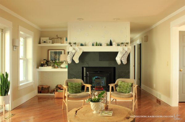 Christmas-Mantel-in-Family-Room