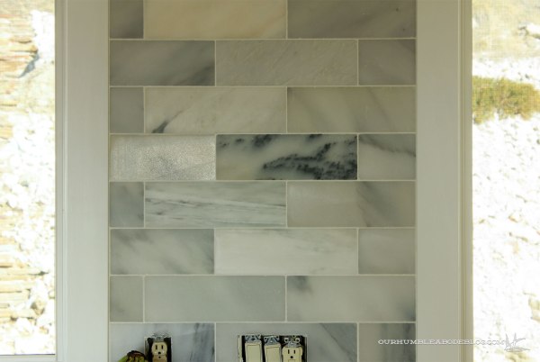 Marble-Backsplash-Between-Windows