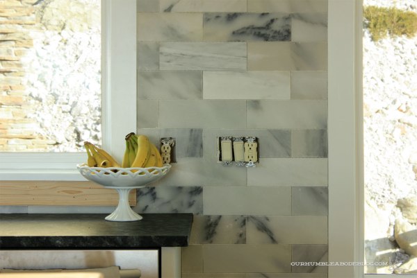 Marble-Backsplash-Ungrouted-Between-Windows