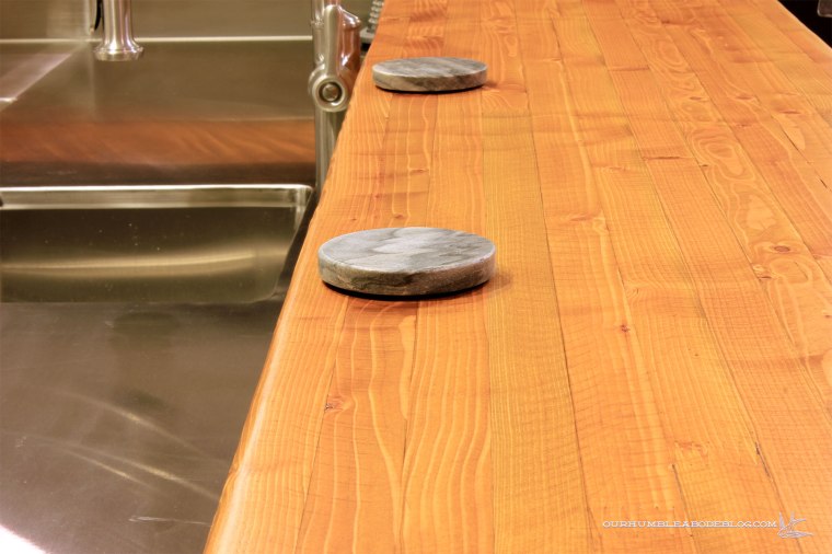 Rustic-Bar-Countertop-Detail