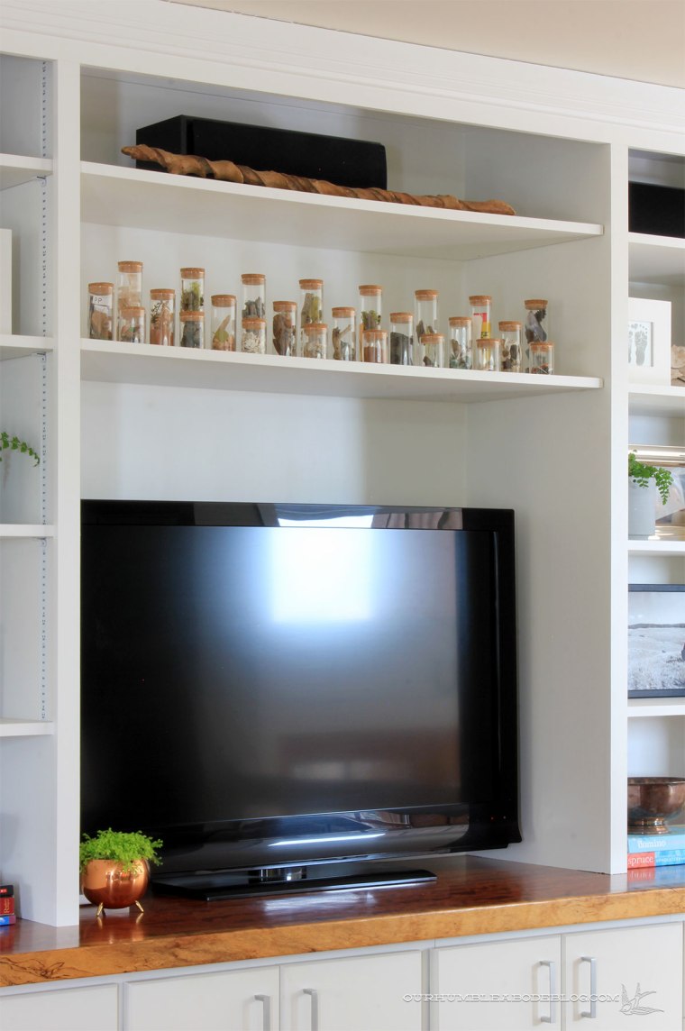 travel-memento-display-over-tv-on-entertainment-center3